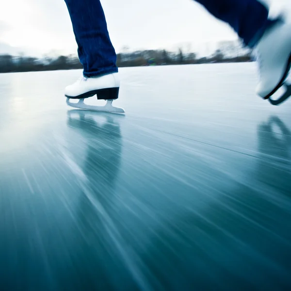Mujer joven patinaje sobre hielo al aire libre en un estanque —  Fotos de Stock