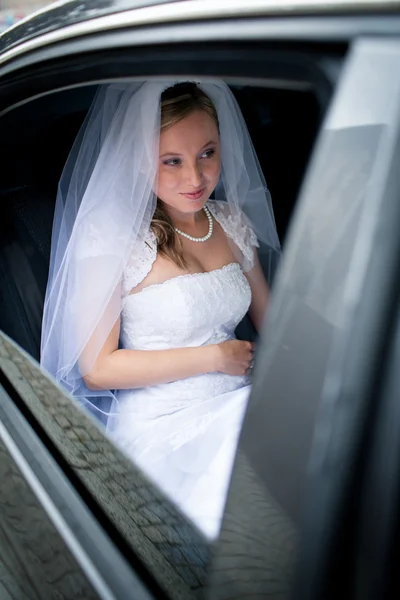 Portréja egy gyönyörű fiatal menyasszony várt az autóban — Stock Fotó
