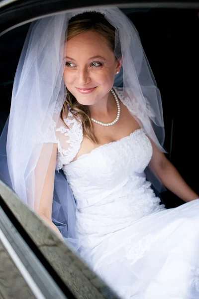 Portrét krásná mladá nevěsta čeká v autě — Stock fotografie