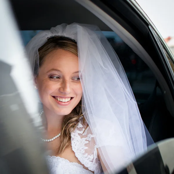Portret pięknej młodej czeka w samochodzie — Zdjęcie stockowe