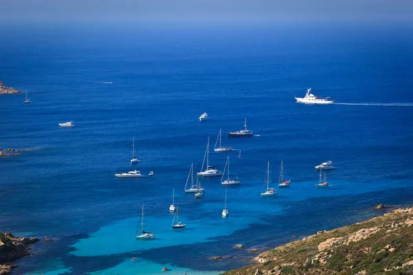 Stok fotoğraf: muhteşem Korsika kıyı suları ile tekneler — Stok fotoğraf
