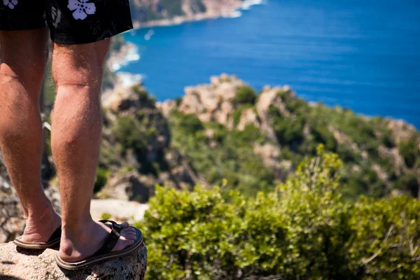 站在悬崖 （波尔图地区，科西嘉，法国的旅行者) — 图库照片