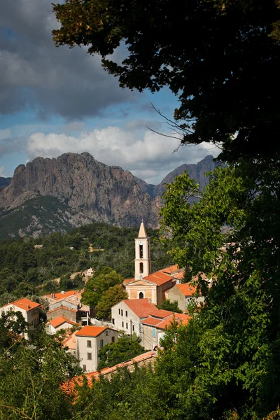Widok z góry wieś na Korsyce. (wieś z wiz elektronicznych) — Zdjęcie stockowe