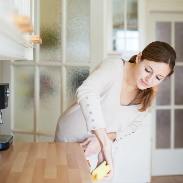 Молодая женщина пользуется посудомоечной машиной — стоковое фото