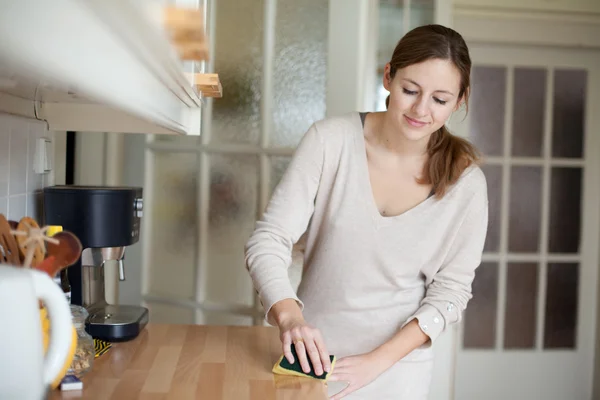 Genç kadın bir bulaşık makinesi kullanma — Stok fotoğraf