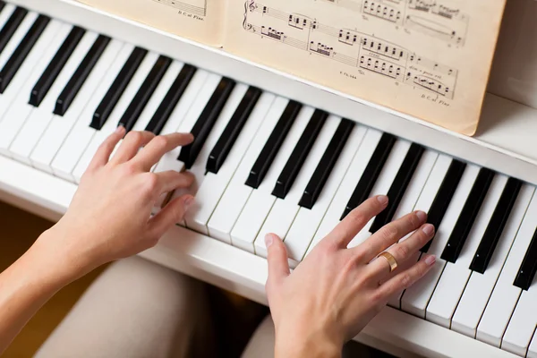 Tocar el piano (DOF poco profundo; imagen tonificada en color ) — Foto de Stock