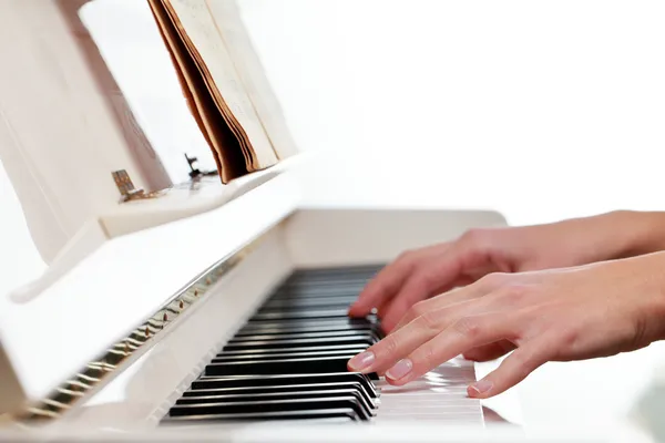 Tocando piano (DOF raso; imagem tonificada a cores ) — Fotografia de Stock