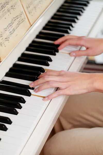 Tocando piano (DOF raso; imagem tonificada a cores ) — Fotografia de Stock