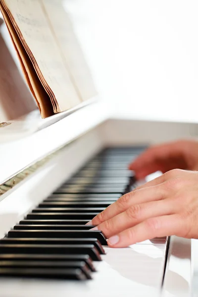 Відтворення піаніно (невелике DOF; кольорове тоноване зображення ) — стокове фото