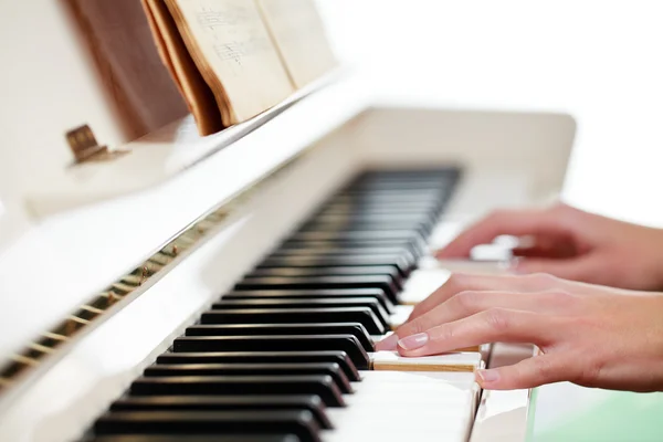 Tocar el piano (DOF poco profundo; imagen tonificada en color ) — Foto de Stock