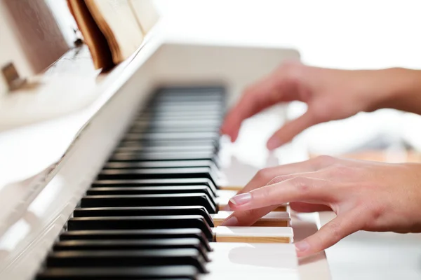 Játék zongora (sekély Dof, színes tónusú kép) — Stock Fotó