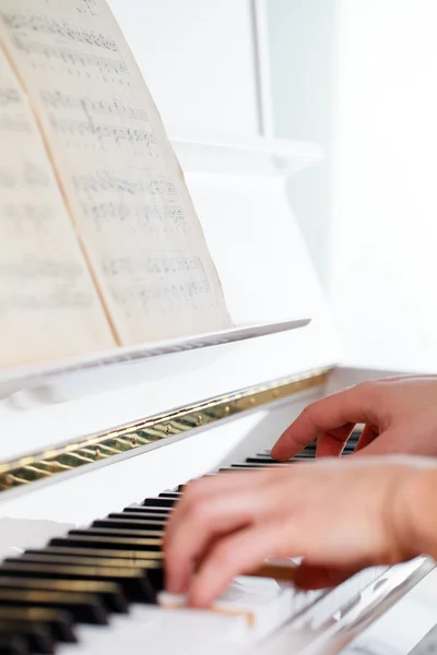 Tocando piano (DOF raso; imagem tonificada a cores ) — Fotografia de Stock