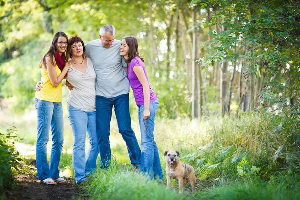 Aile portre - aile, dört açık havada şirin köpek — Stok fotoğraf