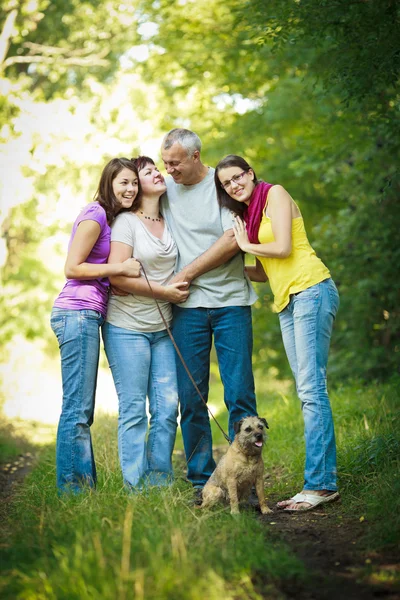 Сімейний портрет - Сім'я з чотирма милою собакою на відкритому повітрі — стокове фото