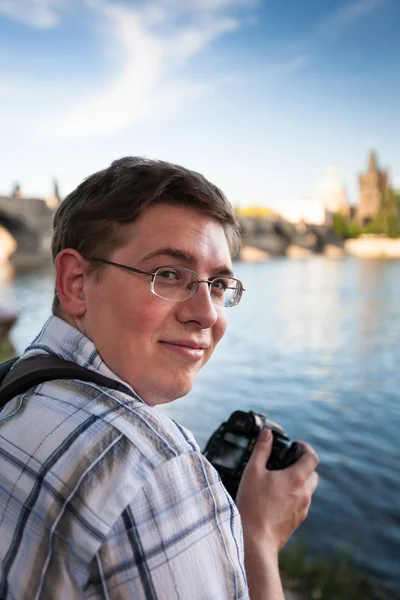 Unga turist tar bilder nära Karlsbron i Prag, — Stockfoto