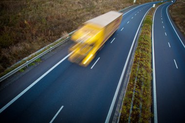 Karayolu trafik - hareket kamyon bir karayolu/otoyol üzerinde bulanık.