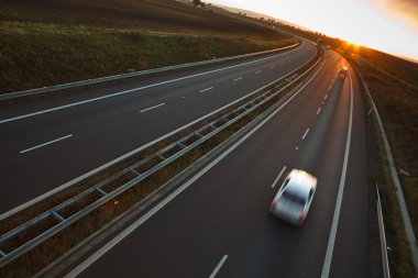 Karayolu trafik - hareket kamyon bir karayolu/otoyol üzerinde bulanık.