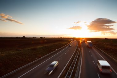 Karayolu trafik - hareket kamyon bir karayolu/otoyol üzerinde bulanık.