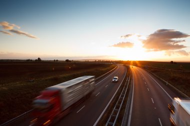 Karayolu trafik - hareket kamyon bir karayolu/otoyol üzerinde bulanık.