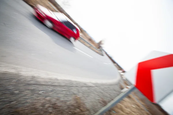 Концепція руху: автомобіль швидко рухається через різкий поворот — стокове фото