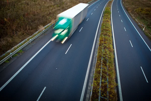 Tráfico por carretera - camión borroso en movimiento en una carretera / autopista — Foto de Stock