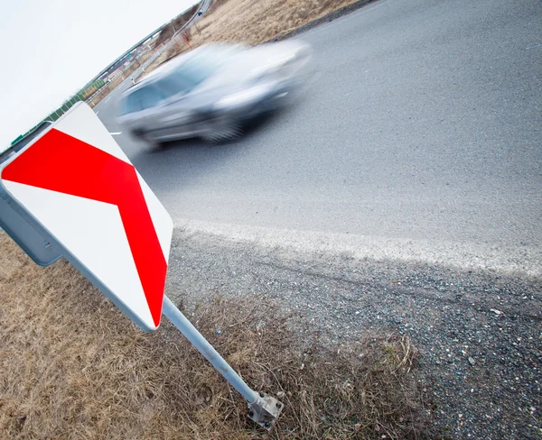 Verkeer concept: auto rijden snel door een scherpe draai — Stockfoto