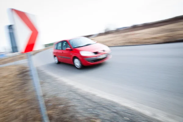 Conceito de tráfego: carro dirigindo rápido através de uma curva acentuada — Fotografia de Stock