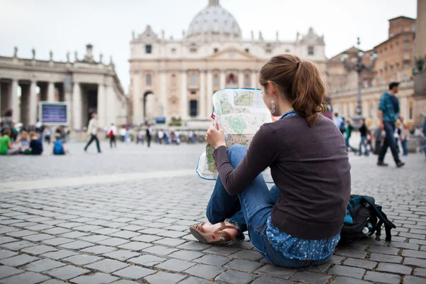 Ganska ung kvinnlig turist studera en karta på Petersplatsen — Stockfoto