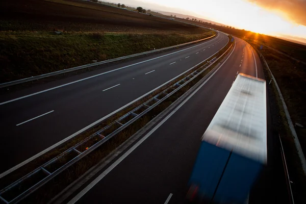 Traffico autostradale - camion sfocato in movimento su autostrada / autostrada — Foto Stock