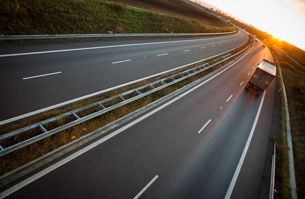 Snelweg verkeer - beweging wazig vrachtwagen op een snelweg/snelweg — Stockfoto