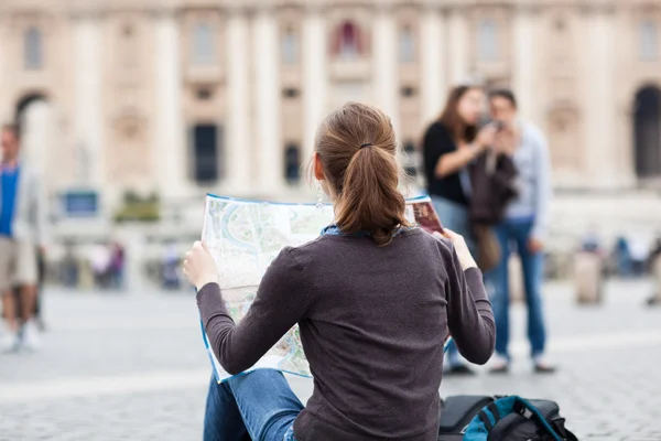 Bella giovane turista donna che studia una mappa in piazza San Pietro — Foto Stock