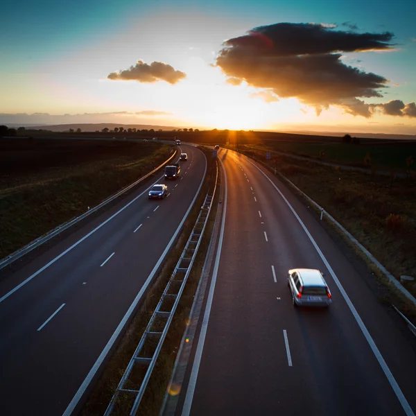 Straßenverkehr - Bewegung verschwommen LKW auf der Autobahn / Autobahn — Stockfoto
