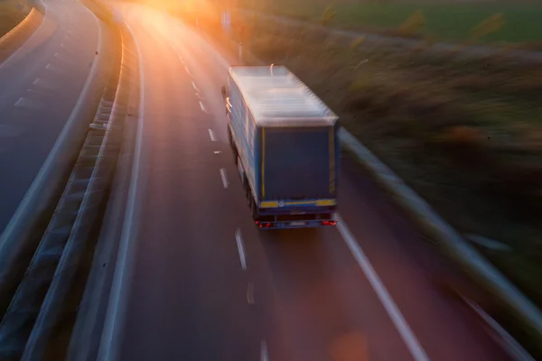 Tráfico por carretera - camión borroso en movimiento en una carretera / autopista —  Fotos de Stock