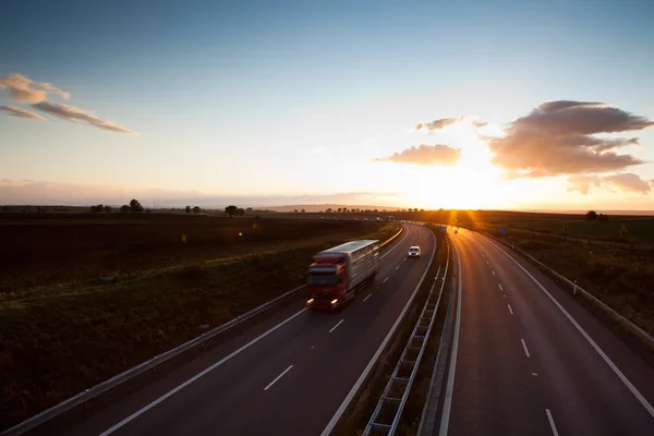 Highway provozu - pohybu rozmazaný truck na dálnice/dálnice — Stock fotografie
