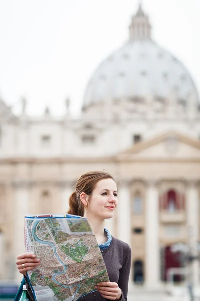 Csinos, fiatal női turisztikai tanul a Szent Péter téren megjelenítése — Stock Fotó