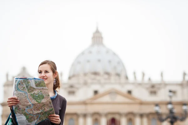 Hezká mladá žena turistické studuje mapu na st. Peterův čtverec — Stock fotografie