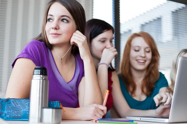 Estudantes em classe (imagem tonificada a cores ) — Fotografia de Stock