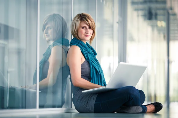 Pretty young female student with a laptop computer — Stock Photo, Image