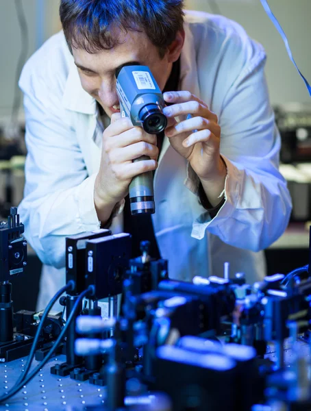 Scienziato che fa ricerche in un laboratorio di ottica quantistica — Foto Stock