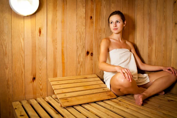 Jeune femme relaxante dans un sauna — Photo