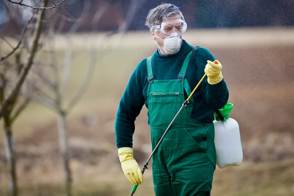 Χρησιμοποίηση των χημικών ουσιών στον κήπο/αγρό — Φωτογραφία Αρχείου