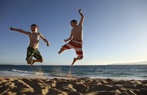 Hoppa på stranden — Stockfoto