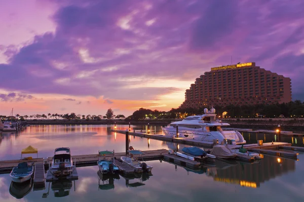 Jacht pier op zonsondergang tijd onder lange blootstelling in hong kong — Stockfoto