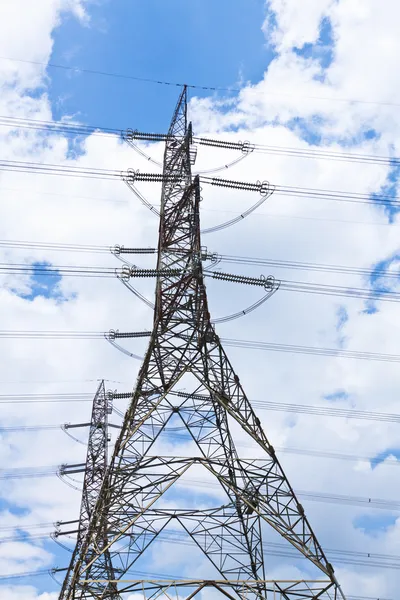 Torre de transmissão no céu azul — Fotografia de Stock