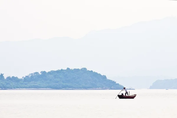 Fisherman over the mountain and the sea alone — Stock Photo, Image