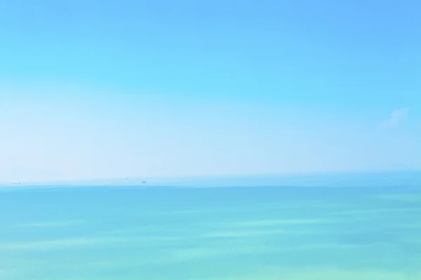 Ciel bleu quittant pour l'horizon au-dessus d'une surface bleue de la mer — Photo