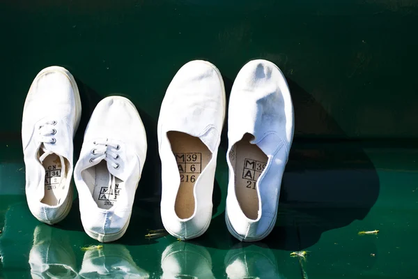 Ένα ζευγάρι άσπρα παπούτσια σε καρέκλα — Φωτογραφία Αρχείου