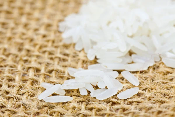 Riisi säkkikankaalla — kuvapankkivalokuva