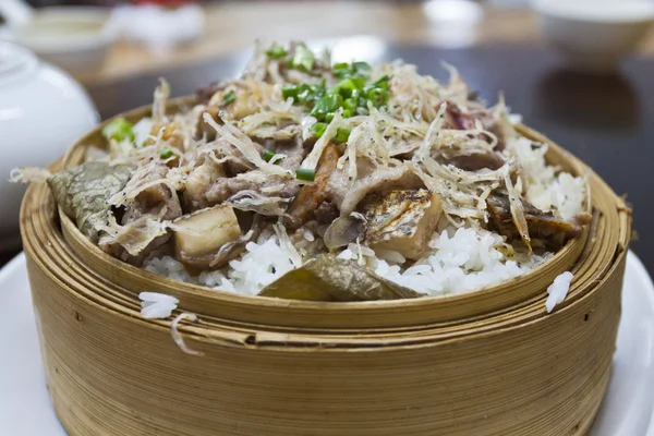 Gestoomde rijst van gezouten vissen en garnalen — Stockfoto