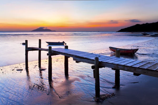 Zonsondergang kust op houten pier — Stockfoto